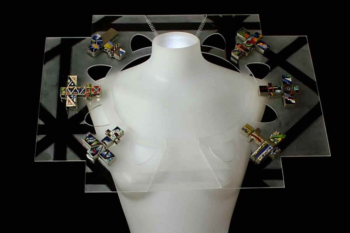 Foto del busto di un manichino con un'installazione in plexiglass e gioielli in micromosaico