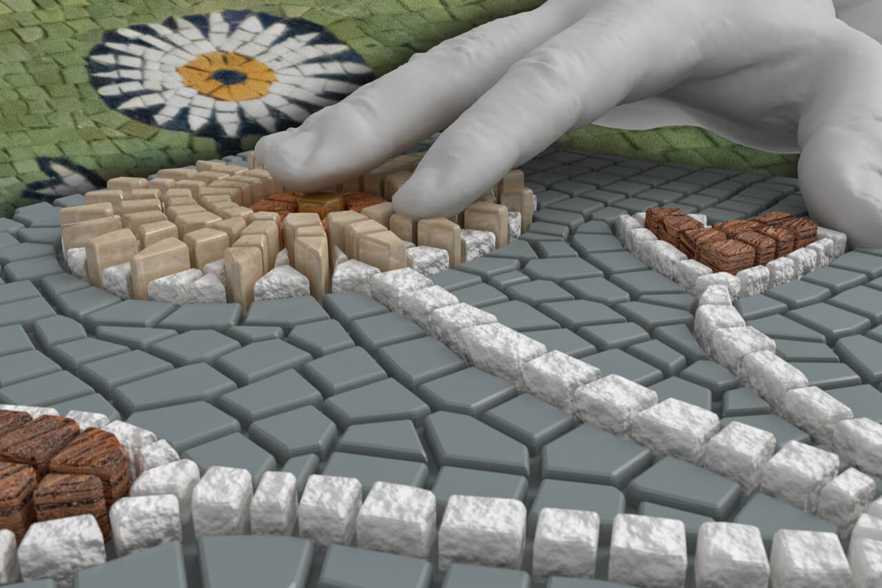 Immagine di una mano che tocca un mosaico che rappresenta un fiore