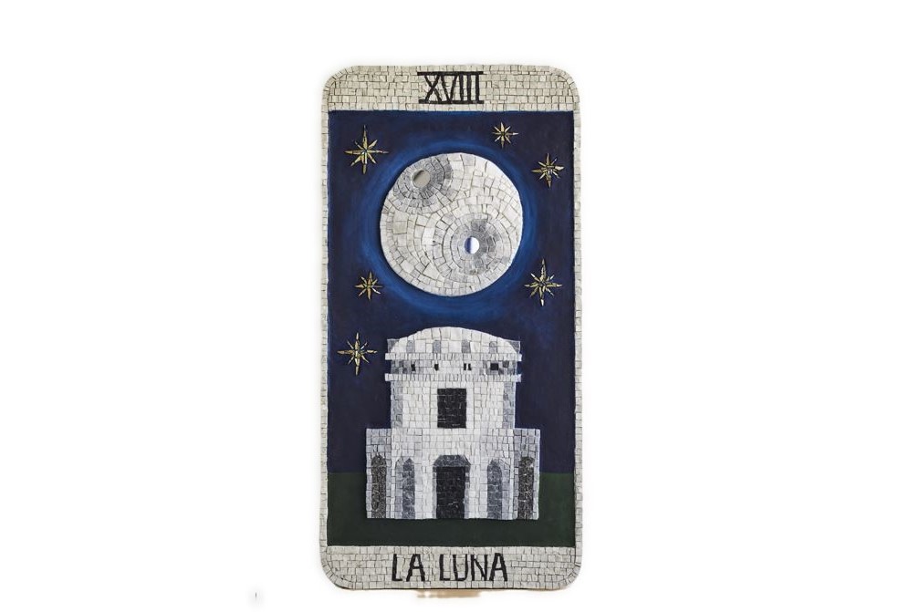 Foto della carta XIII dei Tarocchi con la luna e il Mausoleo di Teodorico