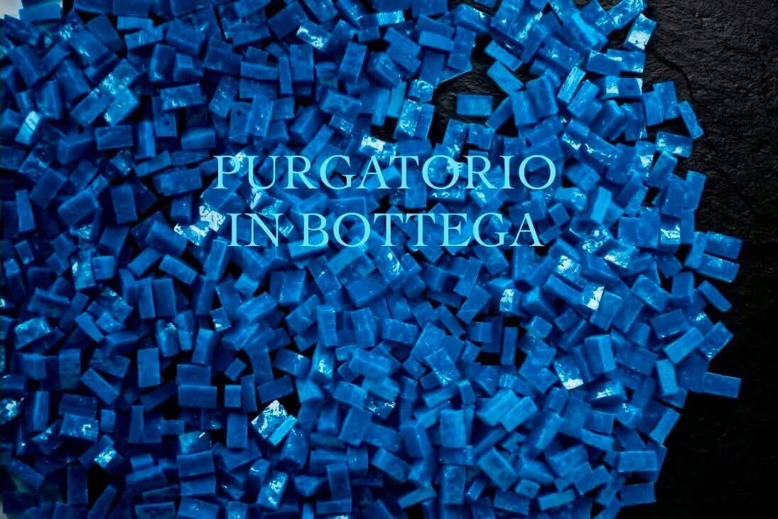 Foto di tessere di mosaico azzurre con la scritta purgatorio in bottega