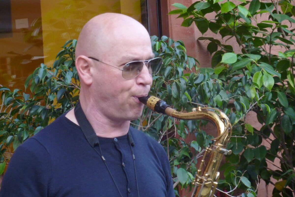 Foto di un uomo che suona il sax