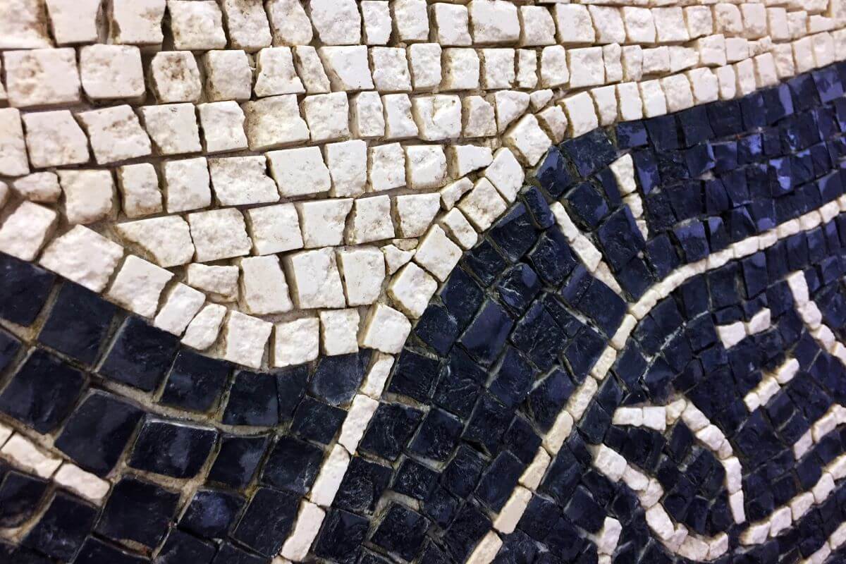 Dettaglio del mosaico con tessere bianche e nere.