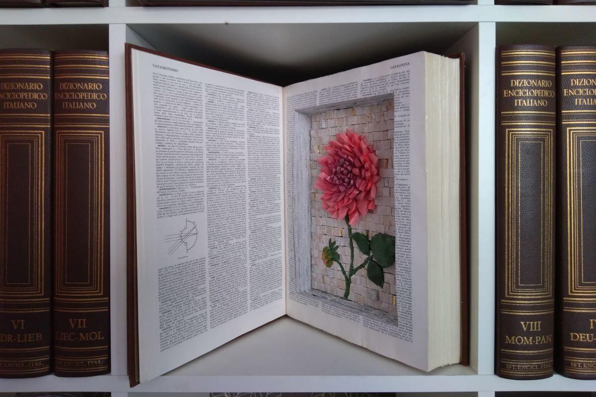Foto di un libro con all'interno un mosaico a forma di fiore