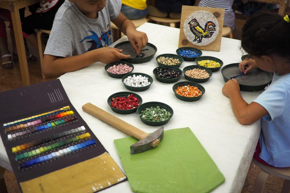 Foto di due bambini che creano un mosaico