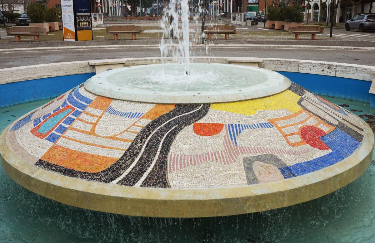 Foto della fontana a mosaico di Marina di Ravenna