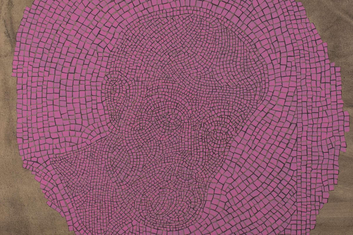 Foto di un cartone per mosaico su sfondo rosa.