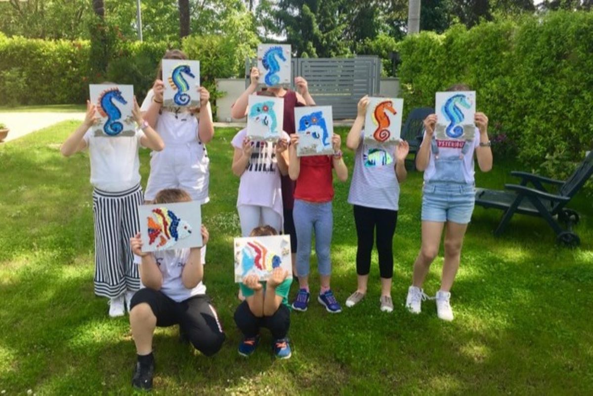 Foto di bambini che mostrano il loro mosaico