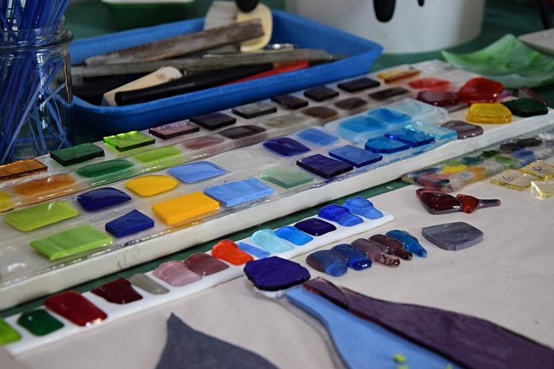 Foto del tavolo da lavoro con i vetri colorati