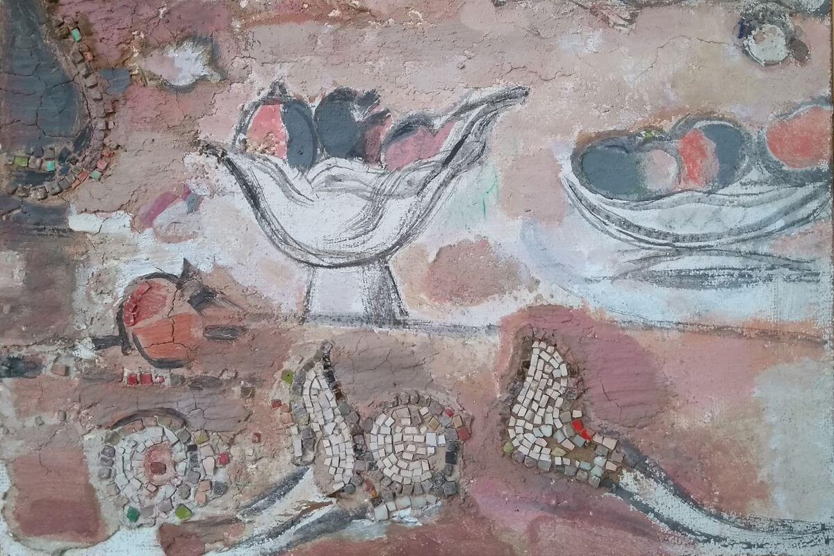 Foto di una natura morta dipinta con inserimenti di mosaico