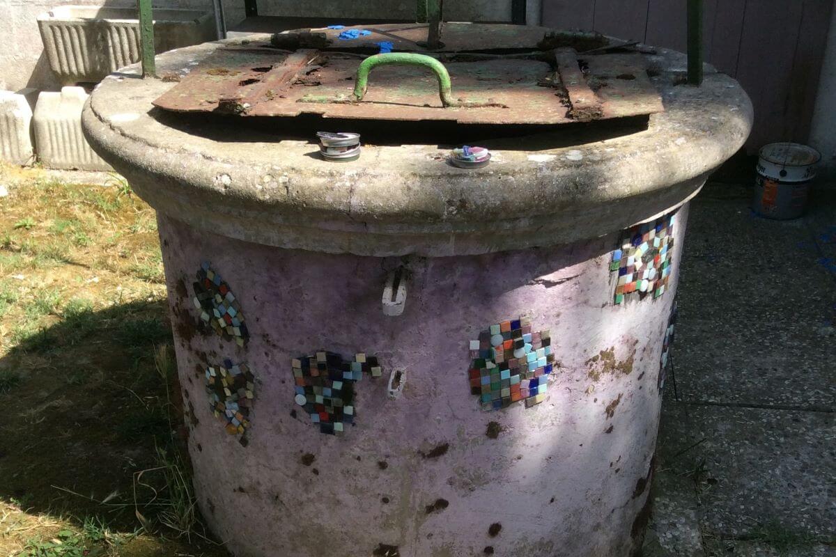 Foto di un pozzo decorato con mosaico