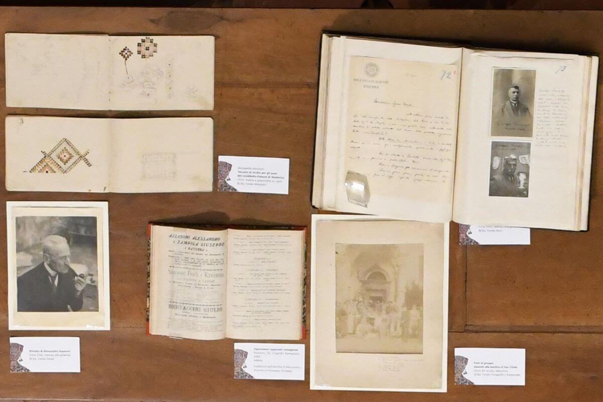 Foto di fotografie e documenti esposti in mostra.
